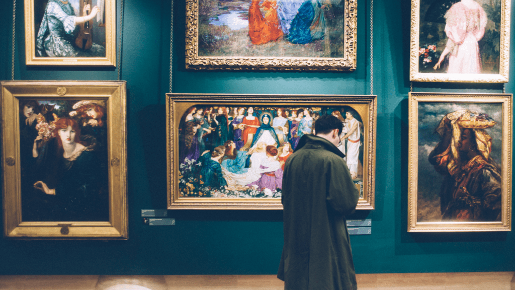 Мужчина рассматривает произведения искусства, чтобы купить